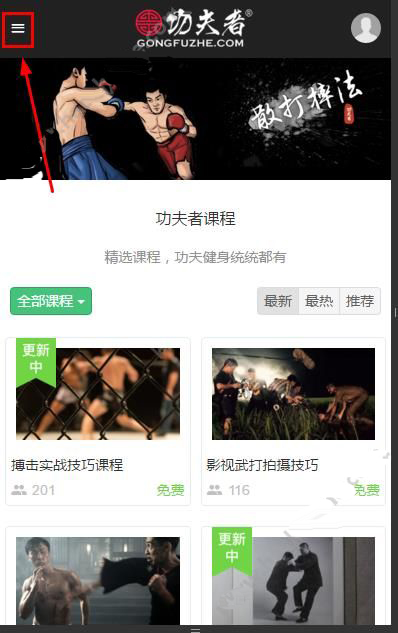 美国一客机在机场发动机起火